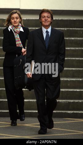 Sir Paul McCartney Verlassen der High Court in London am zweiten Tag seiner Scheidung Anhörung von Frau Heather Mills im Jahr 2008. Stockfoto