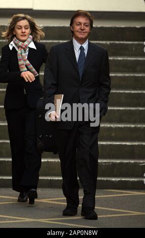 Sir Paul McCartney Verlassen der High Court in London am zweiten Tag seiner Scheidung Anhörung von Frau Heather Mills im Jahr 2008. Stockfoto