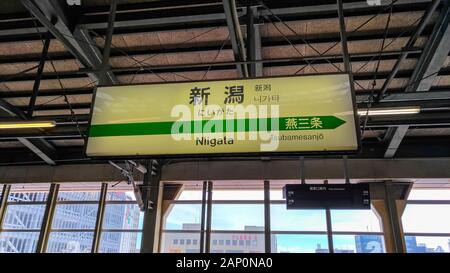 Der Bahnhof Niigata, die größte Stadt am Meer der japanischen Küste in Honshu, ist auch der Endbahnhof der Hochgeschwindigkeitsstrecke Joetsu Shinkansen von Tokio. Stockfoto