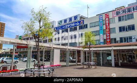 Der Bahnhof Niigata, die größte Stadt am Meer der japanischen Küste in Honshu, ist auch der Endbahnhof der Hochgeschwindigkeitsstrecke Joetsu Shinkansen von Tokio. Stockfoto