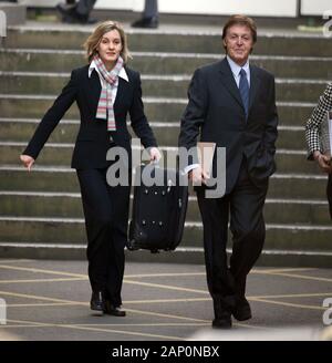 Sir Paul McCartney Verlassen der High Court in London am zweiten Tag seiner Scheidung Anhörung von Frau Heather Mills im Jahr 2008. Stockfoto