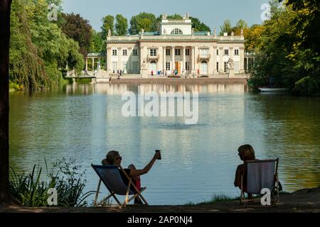 Morgen Sommer am Palast auf Insel in Łazienki Park in Warschau. Stockfoto