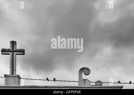 Tauben auf dem Friedhof Stockfoto