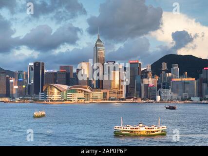 Skyline von Hong Kong Island und Star Ferry, Hongkong, China Stockfoto