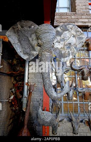 Metall Elephant Head als Wandschmuck in einem der Läden im Namibia Craft Center, am 09.03.2019. Die Namibia Craft Center ist ein Komplex von kleineren Geschäften, die von den Künstlern selbst in die namibische Hauptstadt ausgeführt werden. Lokale handwerkliche Produkte sind hier angeboten, die sich von Kunsthandwerk und Lederarbeiten, Schmuck, Holzarbeiten, Fotos und Lederbearbeitung, und vieles mehr. Foto: Matthias Toedt/dpa-Zentralbild/ZB/Picture Alliance | Verwendung weltweit Stockfoto