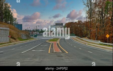 Leere Brücke in der Morgendämmerung Stockfoto