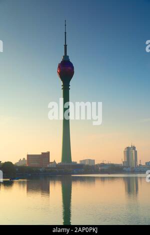 Lotus Tower auf der Beira Lake bei Sonnenaufgang, Colombo, Sri Lanka Stockfoto