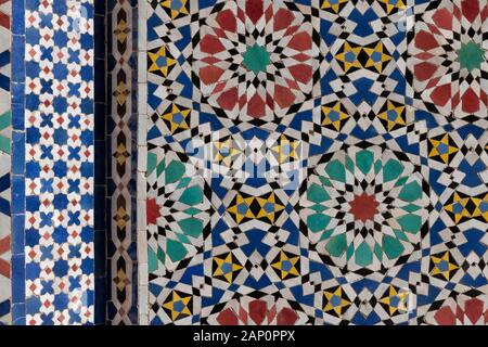 Traditionelle abstrakte marokkanische Fliesen Mosaik Hintergrund. Architektonisches Detail des königlichen Palastes in Fes, Marokko. Stockfoto