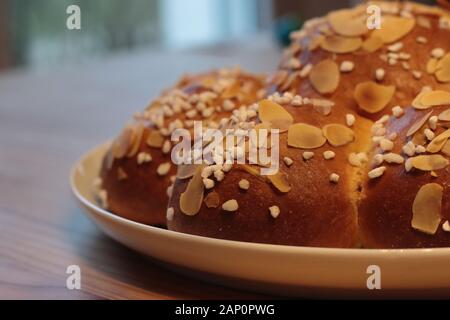 Traditionelle Schweizer drei König Kuchen. Am 6. Januar Schweizer Essen dieses Brot und es ist ein kleiner König in einem der Teile versteckt. Hausgemachtes Brot. Stockfoto