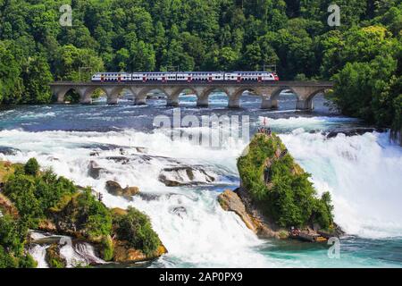 Zug der SBB über Rheinfall (Rheinfall). Oberrhein, Schaffhausen, Nordschweiz Stockfoto