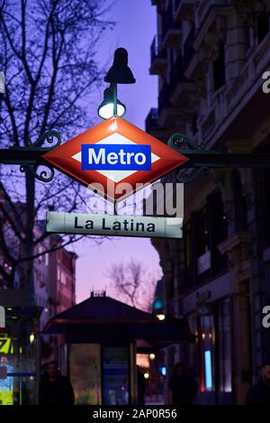 Madrid, Spanien - 10. Januar 2020. Metrostation La Latina Zeichen bei Einbruch der Dunkelheit. Madrid, Spanien. Stockfoto