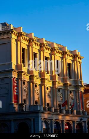 Madrid, Spanien - 10. Januar 2020. Westfassade der Königlichen Theater (Teatro Real oder einfach El Real) bei Sonnenuntergang. Plaza de Oriente entfernt. Madrid, Spanien. Stockfoto