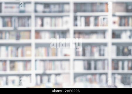 Abstrakte verschwommen Bücherregale mit Büchern, Handbücher und Lehrbücher auf Bücherregale in der Bibliothek oder in der Buchhandlung, Soft Focus. Konzept des Lernens, Schule, Cu Stockfoto