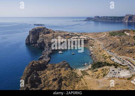 Lindos, Rhodos, Griechenland. 8 Aug, 2018. St Paul's Bay, Überblick über die von der Akropolis von Lindos, Rhodos, Griechenland Credit: Andrey Nekrasov/ZUMA Draht/Alamy leben Nachrichten Stockfoto