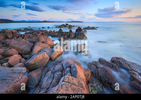 Felsiger Strand an der nordwestschottischen Küste bei Reiff. Schottland Stockfoto