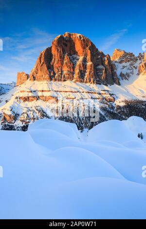 Der Berg Tofana di Rozes (3243 m) im Winter. Belluno, In Den Dolden, Italien Stockfoto