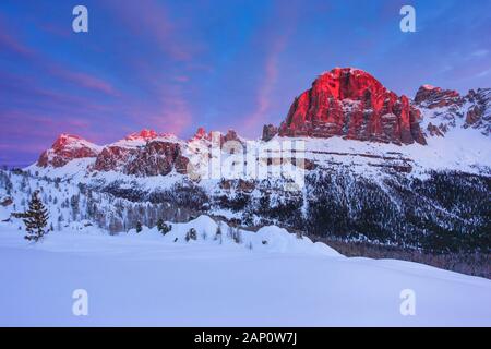 Der Berg Tofana di Rozes (3243 m) in Alpenglow. Belluno, In Den Dolden, Italien Stockfoto