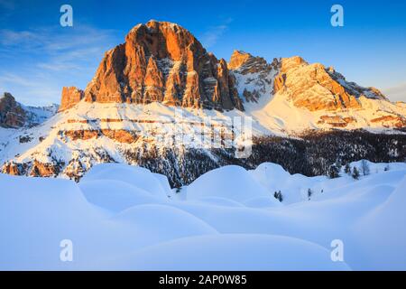 Der Berg Tofana di Rozes (3243 m) im Winter. Belluno, In Den Dolden, Italien Stockfoto