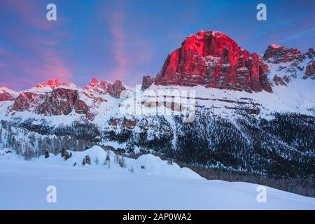 Der Berg Tofana di Rozes (3243 m) in Alpenglow. Belluno, In Den Dolden, Italien Stockfoto