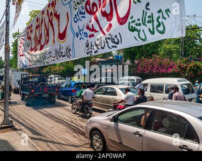 Stau und Demonstrationen vor dem Lahore Press Club Stockfoto