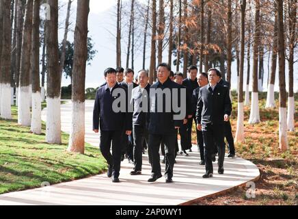 (200120) - Kunming, Jan. 20, 2020 (Xinhua) - Präsident Xi Jinping, auch Generalsekretär der Kommunistischen Partei Chinas (KPCH) und Vorsitzender der Zentralen Militärkommission (CMC), besuche eine ökologische Feuchtgebiet von den Dianchi-see in Kunming, der Hauptstadt der Provinz Yunnan im Südwesten Chinas, Jan. 20, 2020. Xi besucht das Feuchtgebiet der Schutz und die Verschmutzung der See während einer Inspektionsreise in die Provinz zu prüfen. (Xinhua / Ju Peng) Stockfoto