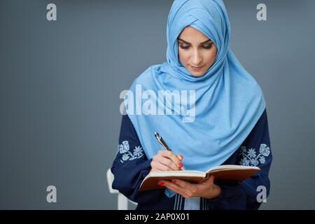 Muslimische Studentin lernen Zuhause Stockfoto