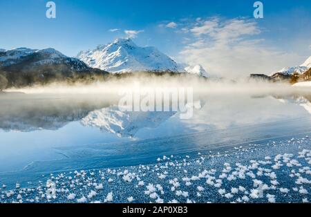Sils See mit dem Piz da la Margna (3158 m) im Winter mit Dampfnebel. Graubünden, Schweiz Stockfoto