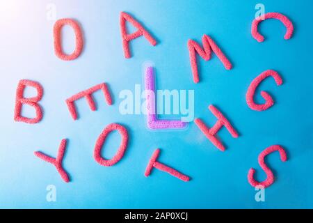 Roten Buchstaben auf einem blauen Hintergrund in einer chaotischen Weise zerstreut, in der Mitte der Buchstabe l. Konzepte der Führung und Karriere Leistungen, die Staats- und Regierungschefs Stockfoto