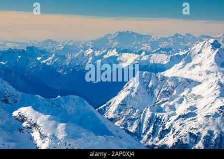 Blick vom Piz Corvatsch (3451 m) im Winter. Graubuenden, Schweiz Stockfoto