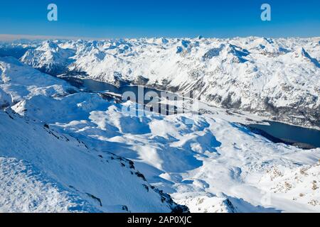 Blick vom Piz Corvatsch (3451 m) im Winter. Graubuenden, Schweiz Stockfoto