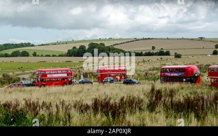 Wiltshire, UK - 17. August 2019: Red London Doppeldeckerbusse die Erfüllung der 23 eine Route über Salisbury Plain auf der einen Tag pro Jahr erlaubt, Stockfoto