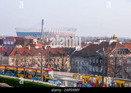 Stadtbild von Warsow mit PGE-Nationalstadion im Rücken. Polen Stockfoto