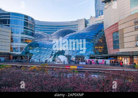 Warschau, Polen, November 2019. Goldene Terrassen (Złote Tarasy) Shoppin Zentrum in Warschau Stockfoto