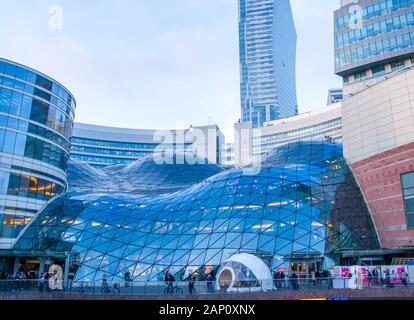 Warschau, Polen, November 2019. Goldene Terrassen (Złote Tarasy) Shoppin Zentrum in Warschau Stockfoto