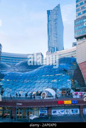 Warschau, Polen, November 2019. Goldene Terrassen (Złote Tarasy) Shoppin Zentrum in Warschau Stockfoto