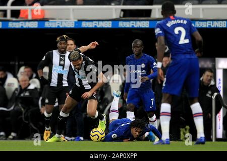 NEWCASTLE UPON TYNE, ENGLAND - 18. JANUAR Joelinton des Newcastle United Schlachten mit Reece James von Chelsea in der Premier League Match zwischen Newcastle United und Chelsea am St. James's Park, Newcastle am Samstag, den 18. Januar 2020. (Credit: Mark Fletcher | MI Nachrichten) das Fotografieren dürfen nur für Zeitung und/oder Zeitschrift redaktionelle Zwecke verwendet werden, eine Lizenz für die gewerbliche Nutzung erforderlich Stockfoto