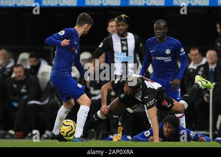 NEWCASTLE UPON TYNE, ENGLAND - 18. JANUAR Joelinton des Newcastle United Schlachten mit Reece James von Chelsea in der Premier League Match zwischen Newcastle United und Chelsea am St. James's Park, Newcastle am Samstag, den 18. Januar 2020. (Credit: Mark Fletcher | MI Nachrichten) das Fotografieren dürfen nur für Zeitung und/oder Zeitschrift redaktionelle Zwecke verwendet werden, eine Lizenz für die gewerbliche Nutzung erforderlich Stockfoto