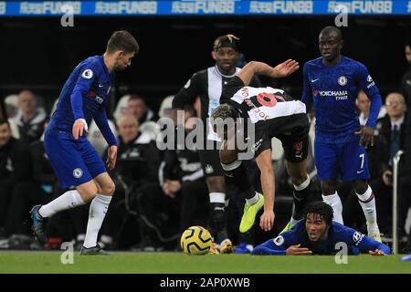 NEWCASTLE UPON TYNE, ENGLAND - 18. JANUAR Joelinton des Newcastle United Schlachten mit Reece James von Chelsea in der Premier League Match zwischen Newcastle United und Chelsea am St. James's Park, Newcastle am Samstag, den 18. Januar 2020. (Credit: Mark Fletcher | MI Nachrichten) das Fotografieren dürfen nur für Zeitung und/oder Zeitschrift redaktionelle Zwecke verwendet werden, eine Lizenz für die gewerbliche Nutzung erforderlich Stockfoto