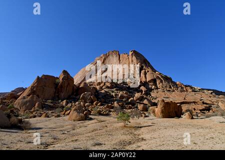 Felsformationen im Namibischen Spitzkoppe, am 02.03. 2019. Die Spitzkoppe Region und die umliegenden Seite Gipfeln mit ihren Felsformationen gehören zu einem der Wahrzeichen von Namibia, steigt sie auf eine Höhe von 1728 Meter über dem Meeresspiegel. Ein Paradies für Kletterer und Wanderer, die Gegend ist 120 Kilometer nordwestlich von Swakopmund und ist manchmal schwer zu erreichen. Die Bildung, die von weitem sichtbar wurde, war seit 100 Millionen Jahren durch vulkanische Aktivität, die erodiert Papiereinband rock, so dass heute nur die härteren Granitfelsen kann in seiner bizarren Formen gesehen werden erstellt. Foto: Matthias Toedt Stockfoto