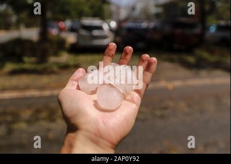 Canberra. 20 Jan, 2020. Foto auf Jan. 20, 2020 zeigt die hagelkörner in der Sturm in Canberra, Australien. Großer Hagel und starker Winde haben durch Canberra in einem Sturm am Montag abgerissen, wodurch schwere Staus und das Fahrzeug beschädigen. Credit: Liu Changchang/Xinhua/Alamy leben Nachrichten Stockfoto