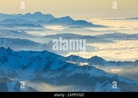 Blick vom Berg Saentis (2502 m), dem höchsten Berg des Alpsteinmassivs. Appenzell, Schweiz Stockfoto