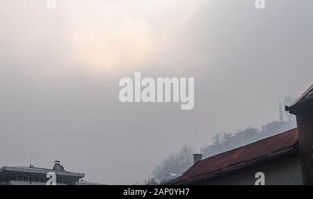 Sarajevo ist der am stärksten verschmutzten Städte der Welt. Dieses Foto zeigt hoch belasteten Nebel auf Sarajevo Straßen. Stockfoto