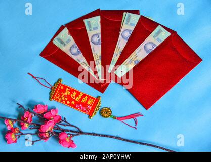 Neujahr Geschenke für für Wohlstand und Glück. Lucky Money in rot Papiertüte (Bao Li Xi) in der vietnamesischen Neujahrsfest (TET). Stockfoto