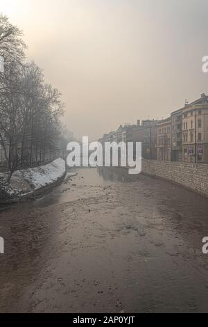 Sarajevo ist der am stärksten verschmutzten Städte der Welt. Dieses Foto zeigt hoch belasteten Nebel auf Sarajevo Straßen. Stockfoto