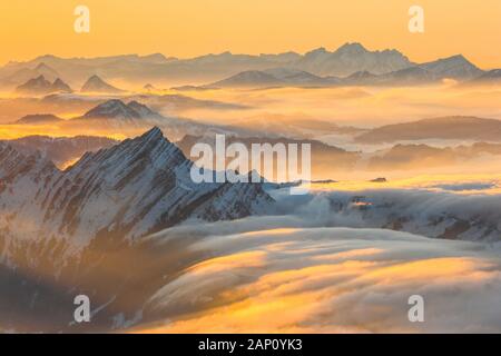 Blick vom Berg Saentis (2502 m), dem höchsten Berg des Alpsteinmassivs. Appenzell, Schweiz Stockfoto