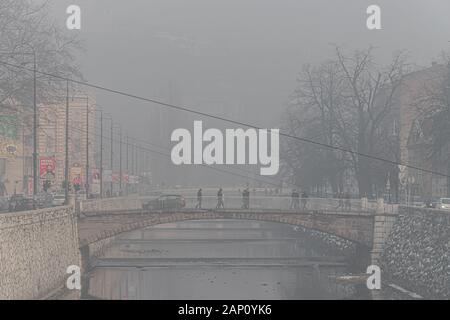 Sarajevo ist der am stärksten verschmutzten Städte der Welt. Dieses Foto zeigt hoch belasteten Nebel auf Sarajevo Straßen. Stockfoto