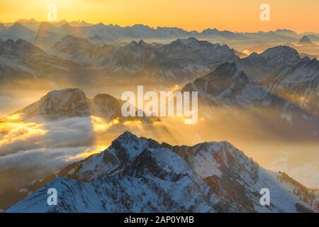 Blick vom Berg Saentis (2502 m), dem höchsten Berg des Alpsteinmassivs. Appenzell, Schweiz Stockfoto