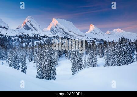 Churfirsten, eine Bergkette im Kanton St. Gallen, Schweiz, an einem Morgen im Winter Stockfoto