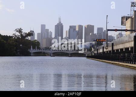 Blick auf den Central Business District aus dem Yarra River, Melbourne, Australien Stockfoto