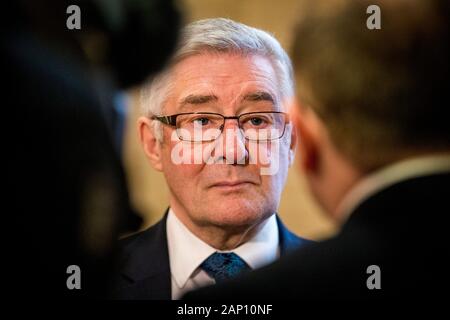 Shadow Staatssekretär für Nordirland Tony Lloyd MP in einem Interview in der Großen Halle in Stormont Gebäude. Stockfoto